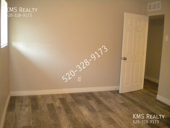 Building Photo - 2321 S Layton Pl