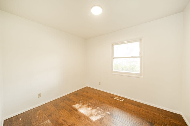 Building Photo - 3631 Decamp Dr