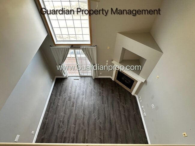 Building Photo - Maple Grove 2 Bedroom Town Home, 2 Car Gar...