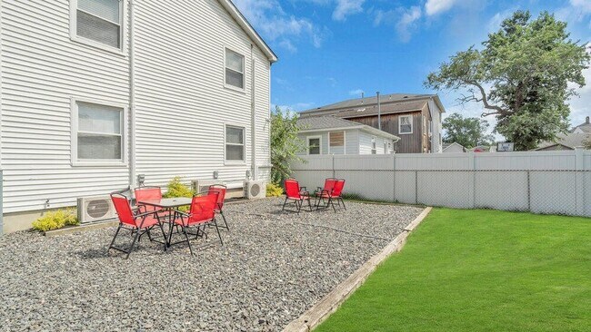 Building Photo - 1226 1/2 Briarwood Rd-