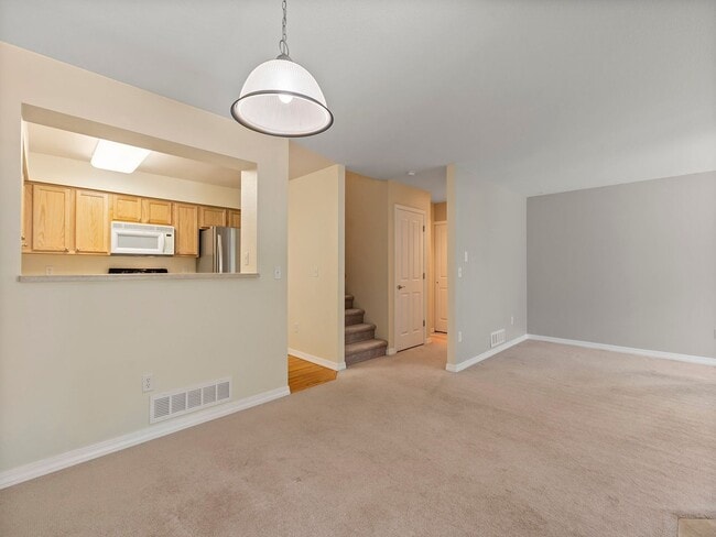 Building Photo - Beautiful 2 Bed 2.5 Bath Townhouse in SE F...