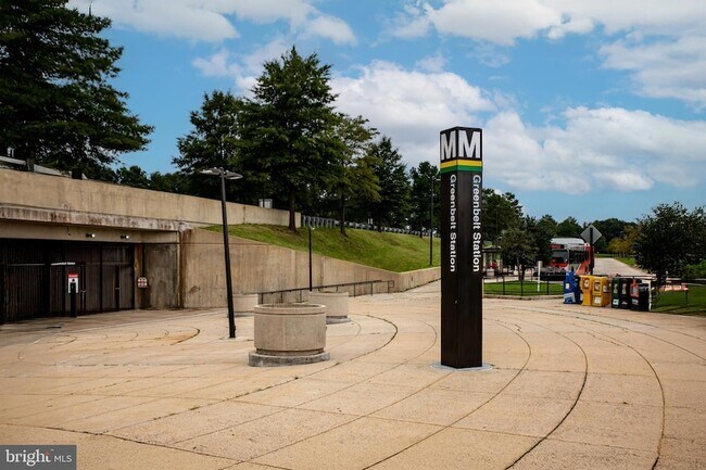 Building Photo - 6012 Westchester Park Dr