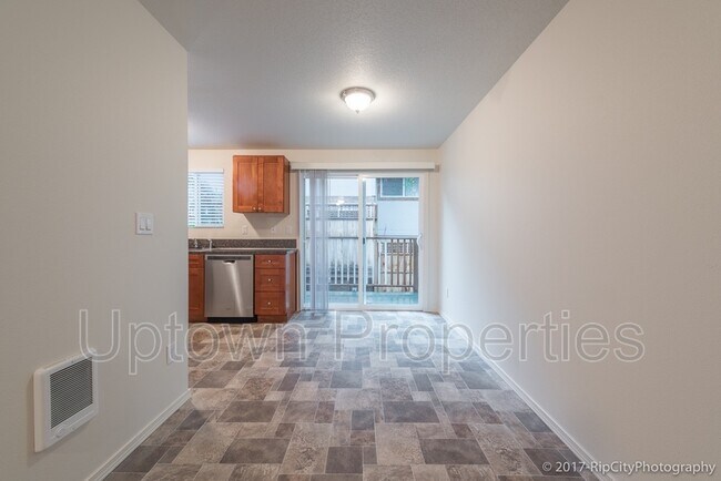 Building Photo - 5011 SW Beaverton Hillsdale Hwy