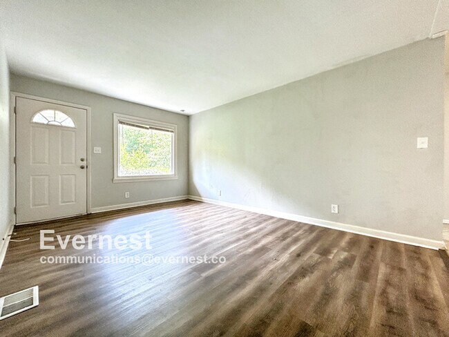 Building Photo - 3-Bedroom Home with Easy Access to Parks a...