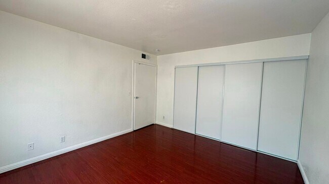 Building Photo - Cozy Home