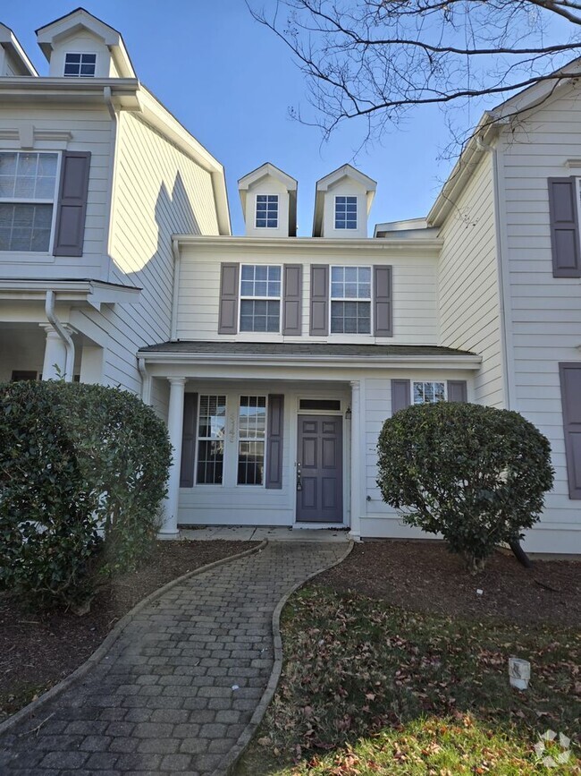 Building Photo - LOCATION!! LOCATION!! fabulous town home i...