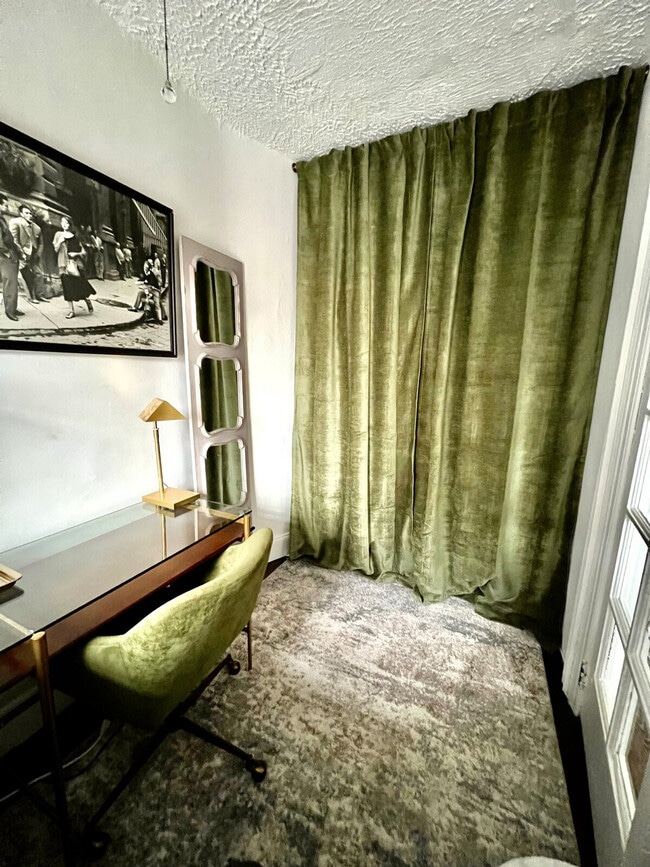 Building Photo - 542 E 14th St