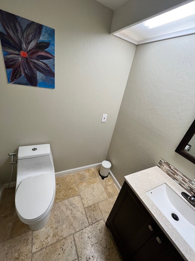 Lower bath - 1298 Chewpon Ave