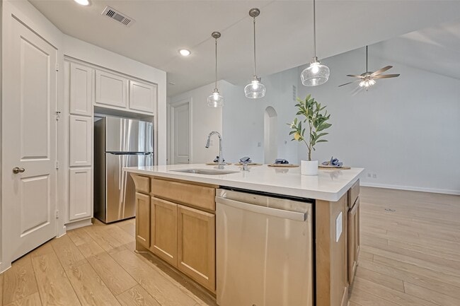 Building Photo - 323 Highland Bayou Dr