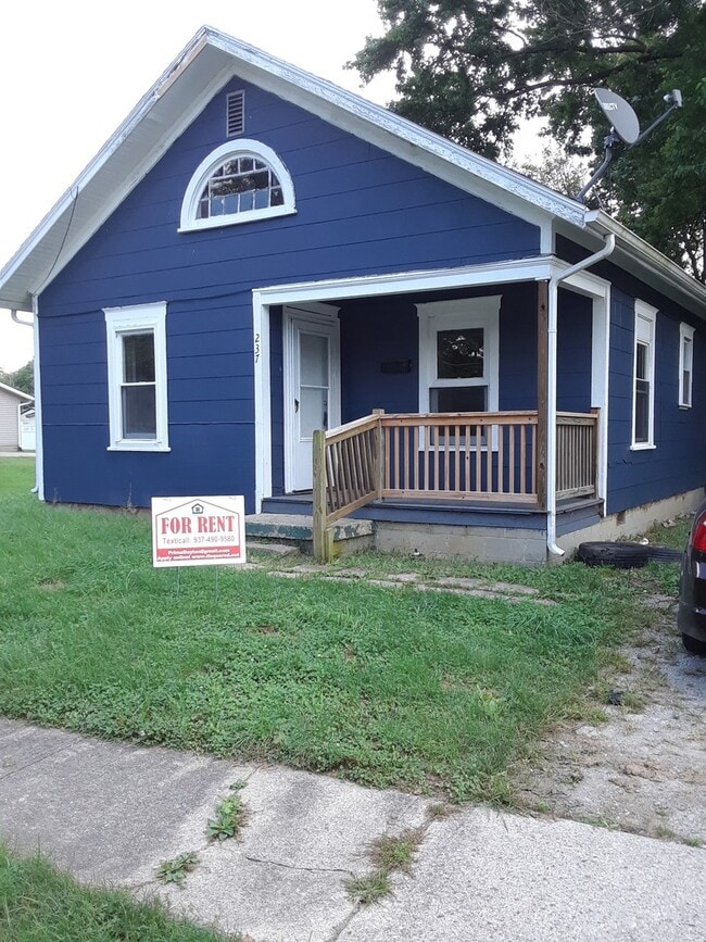 Building Photo - Quaint 2 bedroom just renovated perfect access to all of Xenia