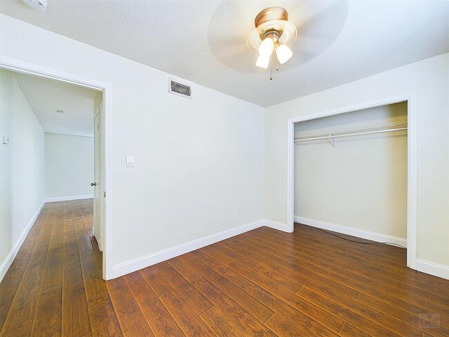 Building Photo - 2302 East Side Dr