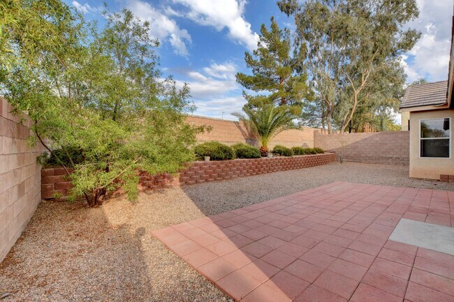 Building Photo - Anthem Gem with 3-Car Garage & Spacious Backyard