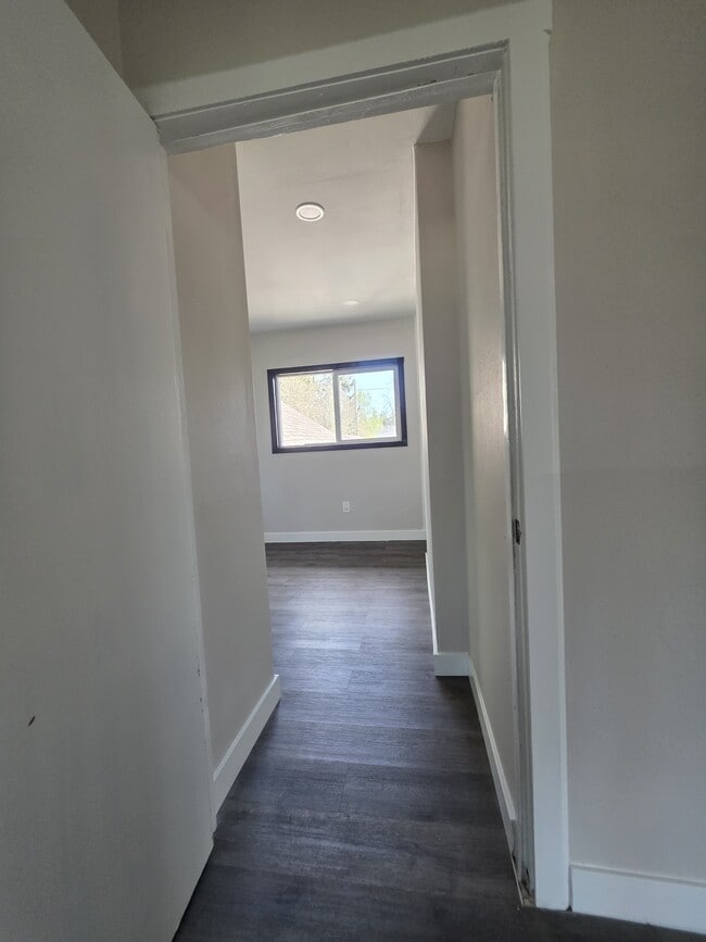 Building Photo - 1060-KE1060 15th St NE