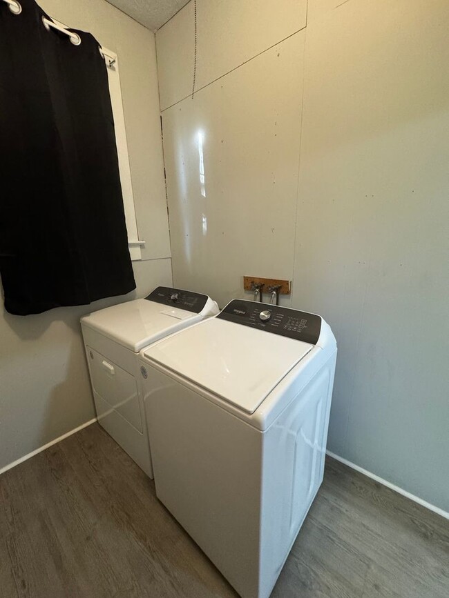 Building Photo - RENT SPECIAL: $300 OFF THE DEPOSIT IF LEAS...
