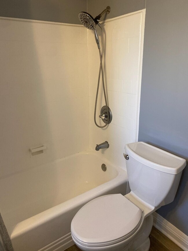 bathroom - 116 1/2 S Kenmore Ave