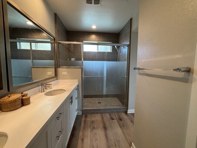 Building Photo - Updated 4 Bedroom 3.5 bath Condo located i...