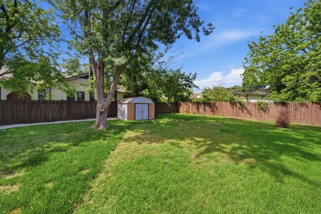 Building Photo - Charming 2-Bedroom, 1-Bath Home in Midtown