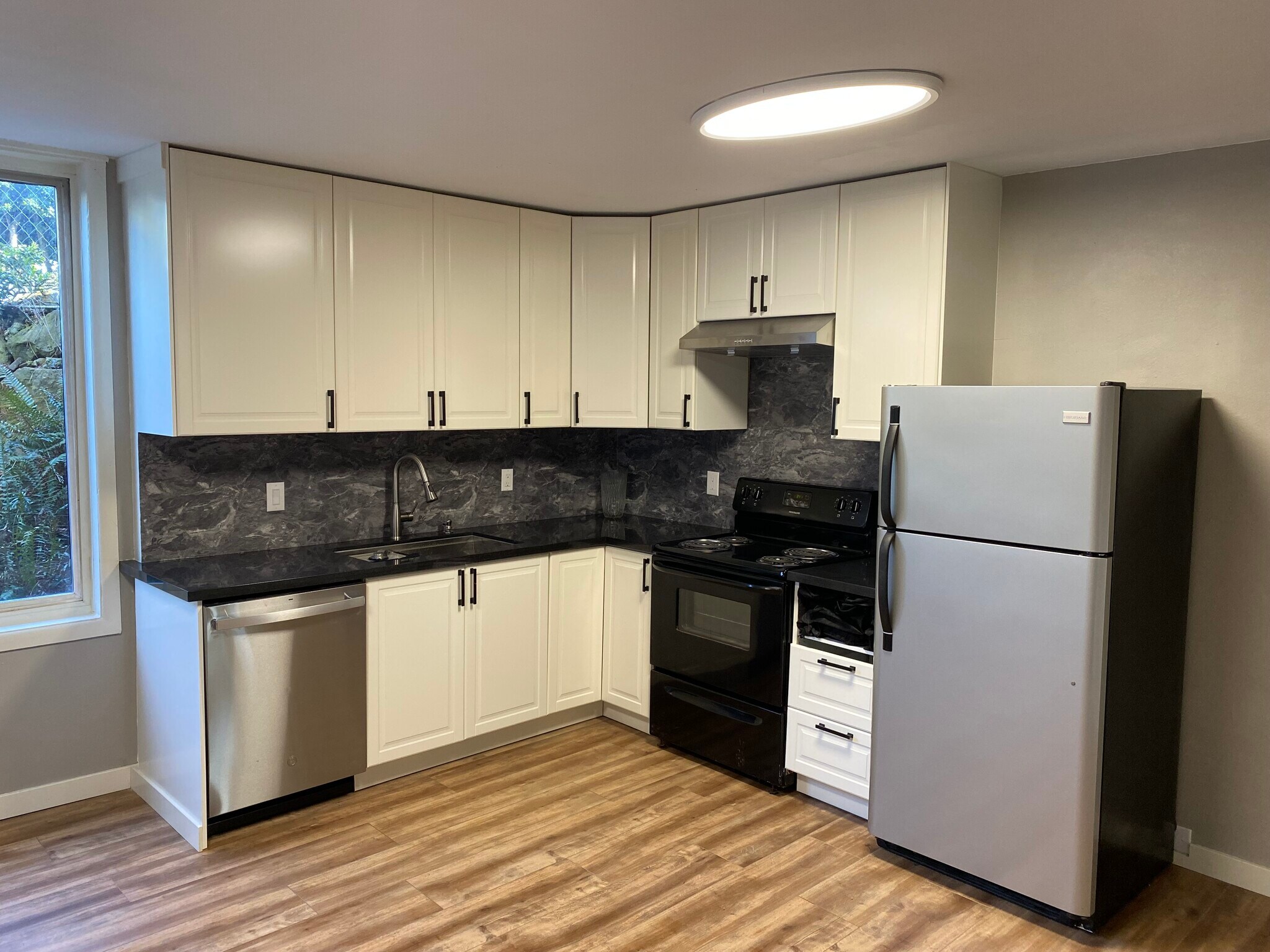 Building Photo - 2335 15th Ave S