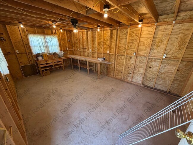 Building Photo - Spacious 2 bedroom 1 bath with a shop