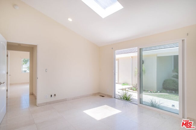 Building Photo - 480 N Robinwood Dr