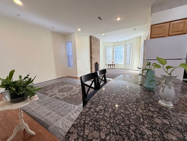 Building Photo - 3643 S Hamilton Ave