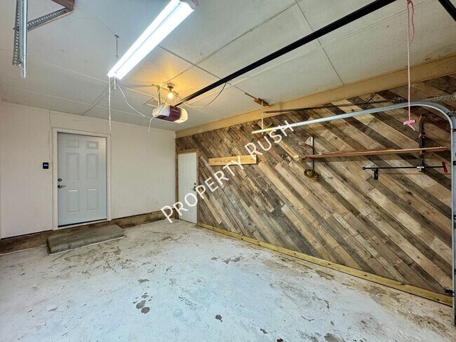 Building Photo - 1110 Fernway Cir