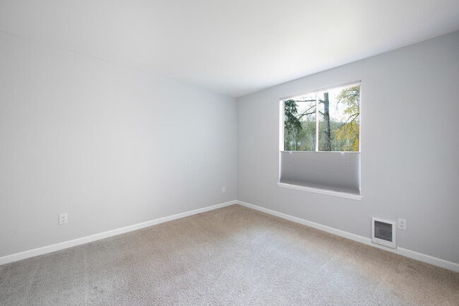 Spacious Second Bedroom - 4629 W Lake Sammamish Pky SE