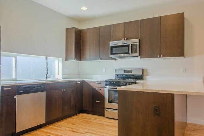 Building Photo - 3Bd/2.5Ba Seattle Townhouse