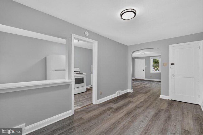 Building Photo - 331 W 21st St