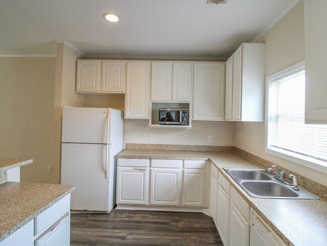 Building Photo - Charming 3BR/2.5BA Townhome Available Now