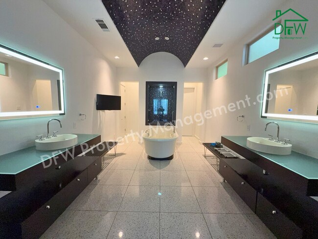 Building Photo - 4 Bedroom, 4 1/2 Bathroom Home with Pool for Lease in Irving