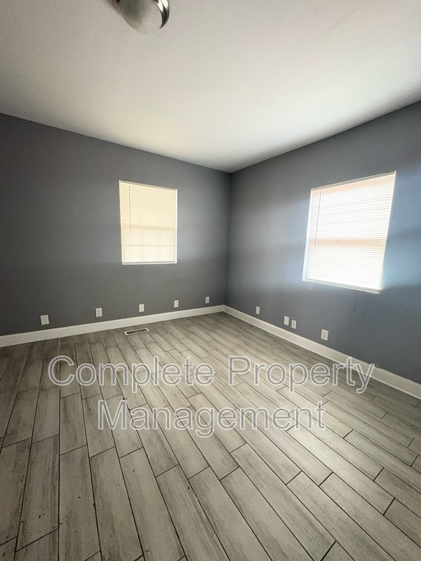 Building Photo - 1402 Avenue E