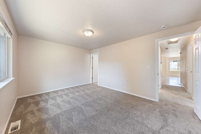 Building Photo - Spacious 3 bedroom Duplex