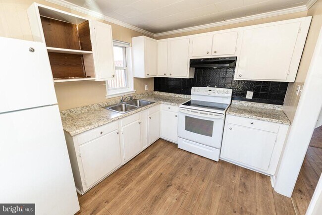 Building Photo - 516 Bay St