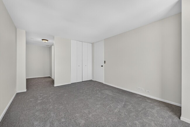 Building Photo - 2650 N Lakeview Ave