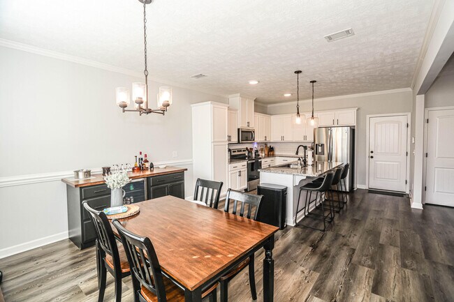 Building Photo - 550 Jensen Ln