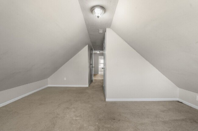 Building Photo - Accepting Section 8! 4 Bed 2 Bath!