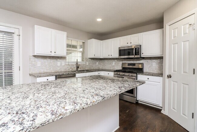 Building Photo - 665 Tomahawk Pl SW