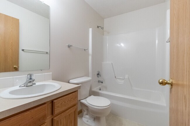 Building Photo - Great Home Close to New Schools and the Fallbrook YMCA