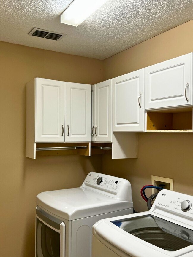 Building Photo - Charming 4/2 with fenced in yard