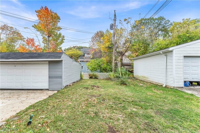 Building Photo - 20160 Beachview Dr