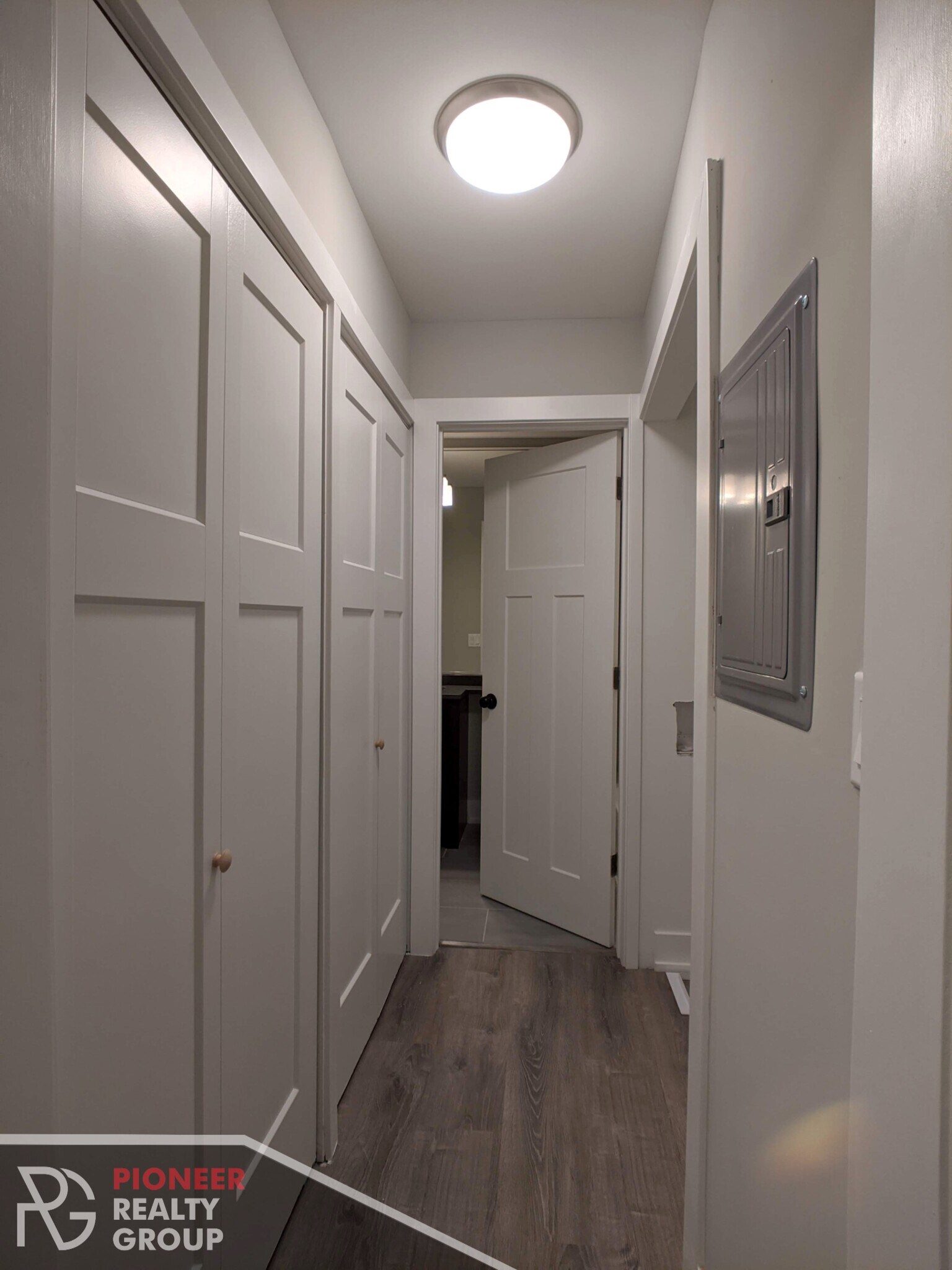 Building Photo - 542 W Surf St