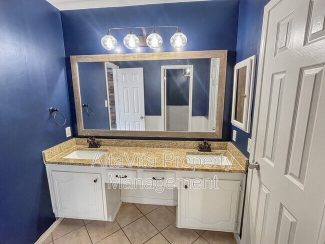 Building Photo - 4213 Avon Ct