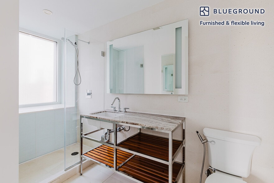 Building Photo - 70 W 45th St