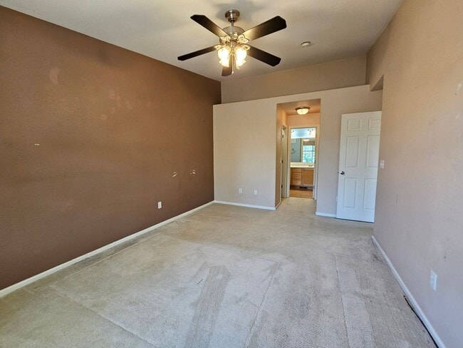 Building Photo - Beautiful Townhome - Great Location - Gara...