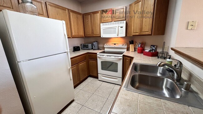 Building Photo - 1 Bedroom, 1 Bath Executive