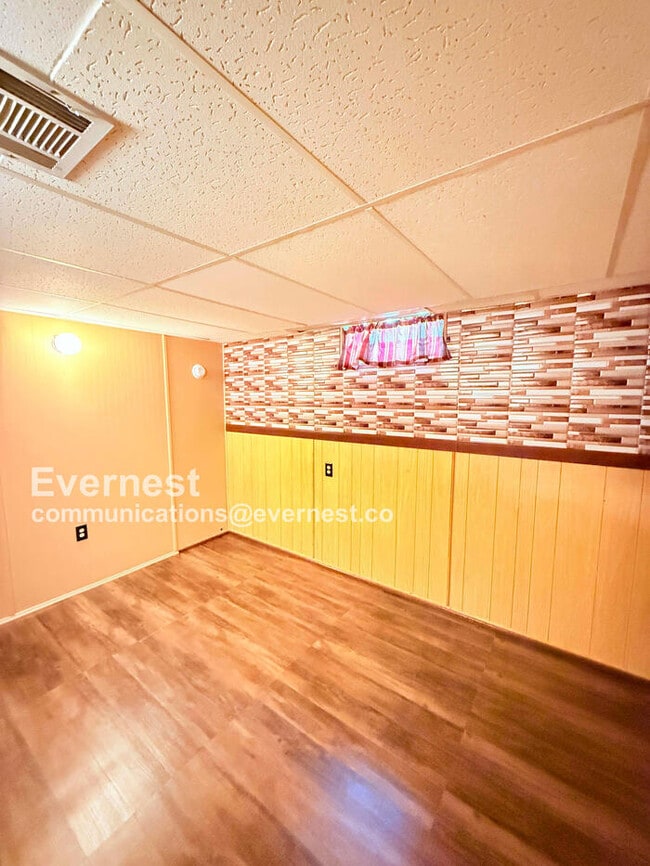 Building Photo - W/D Included! Single-Family Home w/ Centra...