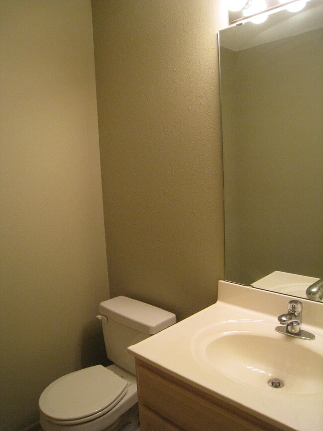 Building Photo - 9806 N Lewis Ave