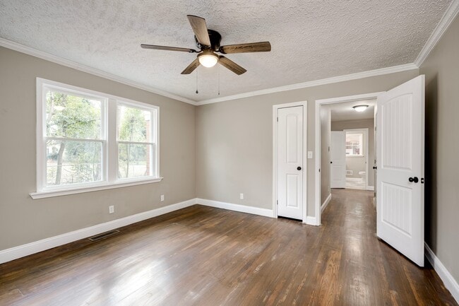 Building Photo - 205 Hampton Ave