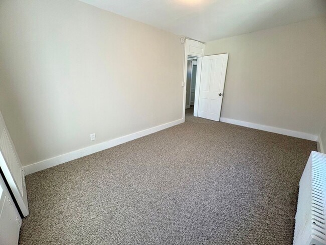 Building Photo - 3 Bedroom 1.5 Bathroom Available in Manheim!